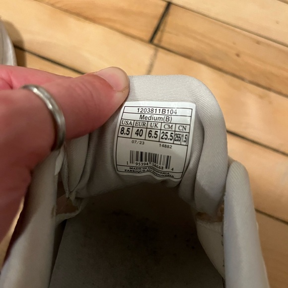 Brooks Adrenaline GTS 23 Running Shoes, barely used, Size 8.5 - Picture 4 of 6